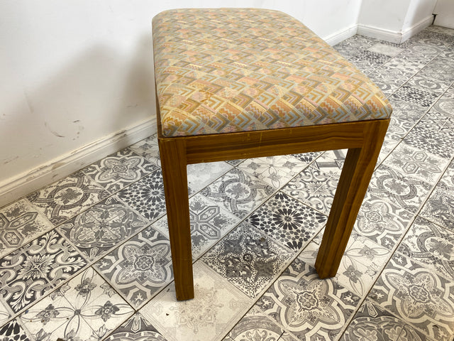 WMK 1/2 Sehr hübscher, stabiler und gut erhaltener skandinavischer Sitzhocker mit interessantem Bezug # Hocker Schemel Taburett Fußhocker Sitz Bank Vintage # Versand möglich