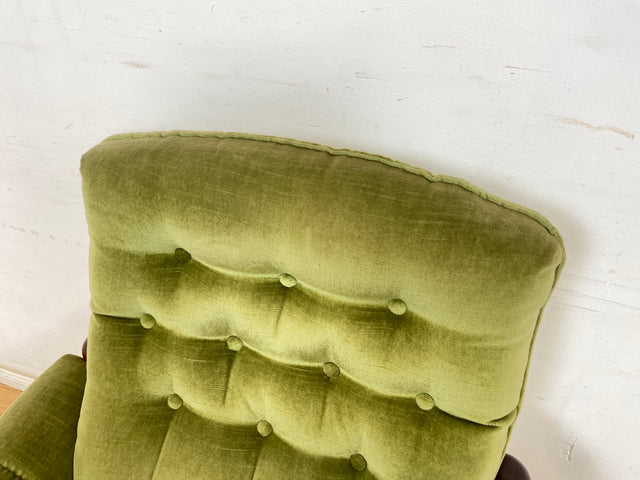 WMK 1/2 Stilvoller und sehr gut erhaltener skandinavischer Sessel mit grünem Samtbezug und gedrechseltem Holzgestell # Sessel Loungesessel Lesesessel Relaxsessel Sitzgarnitur Mid-Century Vintage