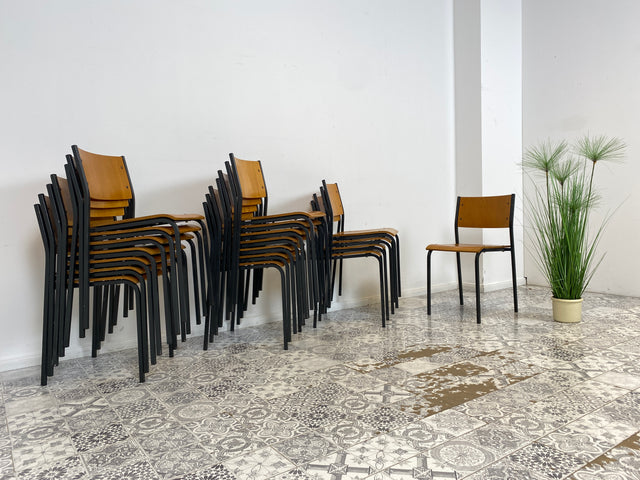 WMK 1/10 Formschöner, minimalistischer und gut erhaltener dänischer Vintage Stapelstuhl mit schwarzem Metallrahmen # Stapelstühle Stühle Küchenstühle Schulstühle Esszimmerstühle 60er 70er Mid-Century