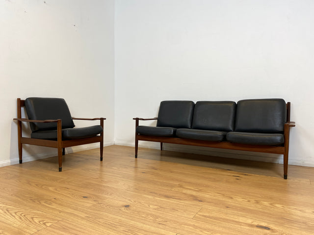 WMK l Stilvoller & sehr gut erhaltener skandinavischer Mid-Century Sessel mit schwarzem Skai Bezug & edlem Holzrahmen l Ledersessel Lesesessel Sitzgarnitur Danish Design Vintage Kunstleder