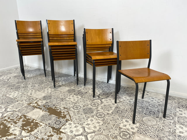 WMK 1/10 Formschöner, minimalistischer und gut erhaltener dänischer Vintage Stapelstuhl mit schwarzem Metallrahmen # Stapelstühle Stühle Küchenstühle Schulstühle Esszimmerstühle 60er 70er Mid-Century