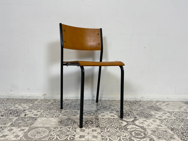 WMK 1/10 Formschöner, minimalistischer und gut erhaltener dänischer Vintage Stapelstuhl mit schwarzem Metallrahmen # Stapelstühle Stühle Küchenstühle Schulstühle Esszimmerstühle 60er 70er Mid-Century