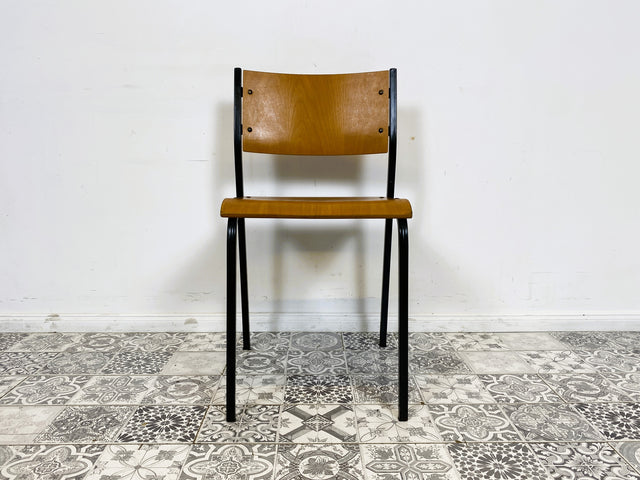 WMK 1/10 Formschöner, minimalistischer und gut erhaltener dänischer Vintage Stapelstuhl mit schwarzem Metallrahmen # Stapelstühle Stühle Küchenstühle Schulstühle Esszimmerstühle 60er 70er Mid-Century