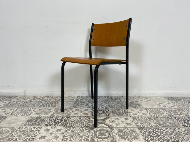 WMK 1/10 Formschöner, minimalistischer und gut erhaltener dänischer Vintage Stapelstuhl mit schwarzem Metallrahmen # Stapelstühle Stühle Küchenstühle Schulstühle Esszimmerstühle 60er 70er Mid-Century