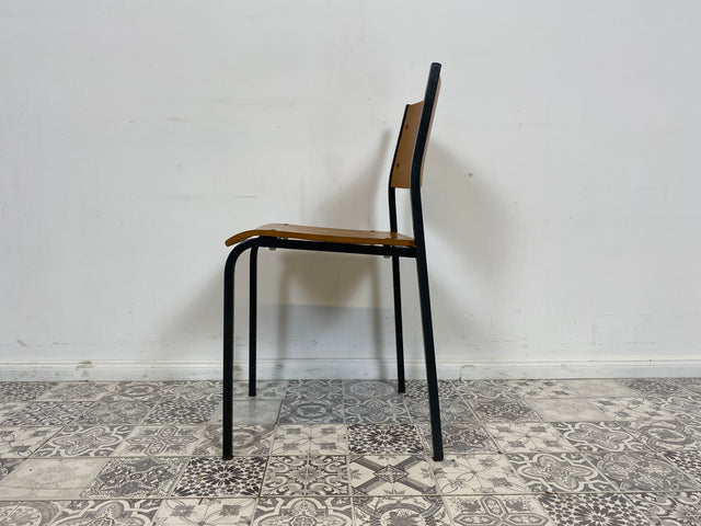WMK 1/10 Formschöner, minimalistischer und gut erhaltener dänischer Vintage Stapelstuhl mit schwarzem Metallrahmen # Stapelstühle Stühle Küchenstühle Schulstühle Esszimmerstühle 60er 70er Mid-Century