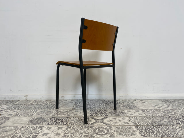 WMK 1/10 Formschöner, minimalistischer und gut erhaltener dänischer Vintage Stapelstuhl mit schwarzem Metallrahmen # Stapelstühle Stühle Küchenstühle Schulstühle Esszimmerstühle 60er 70er Mid-Century