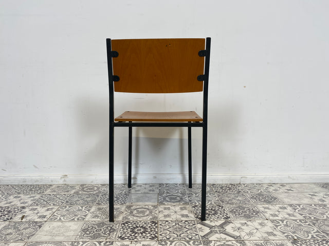 WMK 1/10 Formschöner, minimalistischer und gut erhaltener dänischer Vintage Stapelstuhl mit schwarzem Metallrahmen # Stapelstühle Stühle Küchenstühle Schulstühle Esszimmerstühle 60er 70er Mid-Century