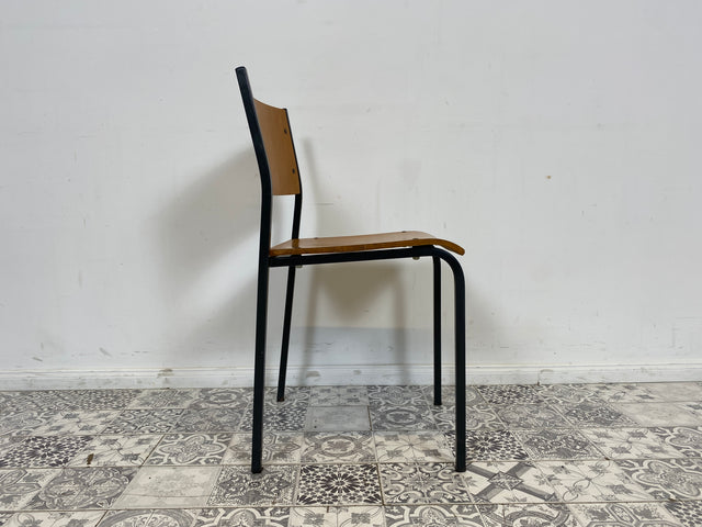 WMK 1/10 Formschöner, minimalistischer und gut erhaltener dänischer Vintage Stapelstuhl mit schwarzem Metallrahmen # Stapelstühle Stühle Küchenstühle Schulstühle Esszimmerstühle 60er 70er Mid-Century