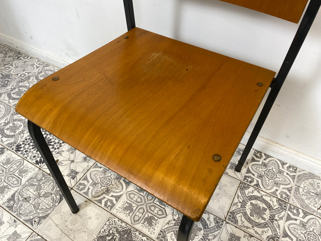 WMK 1/10 Formschöner, minimalistischer und gut erhaltener dänischer Vintage Stapelstuhl mit schwarzem Metallrahmen # Stapelstühle Stühle Küchenstühle Schulstühle Esszimmerstühle 60er 70er Mid-Century