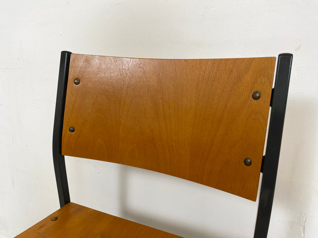 WMK 1/10 Formschöner, minimalistischer und gut erhaltener dänischer Vintage Stapelstuhl mit schwarzem Metallrahmen # Stapelstühle Stühle Küchenstühle Schulstühle Esszimmerstühle 60er 70er Mid-Century