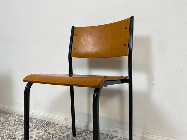 WMK 1/10 Formschöner, minimalistischer und gut erhaltener dänischer Vintage Stapelstuhl mit schwarzem Metallrahmen # Stapelstühle Stühle Küchenstühle Schulstühle Esszimmerstühle 60er 70er Mid-Century