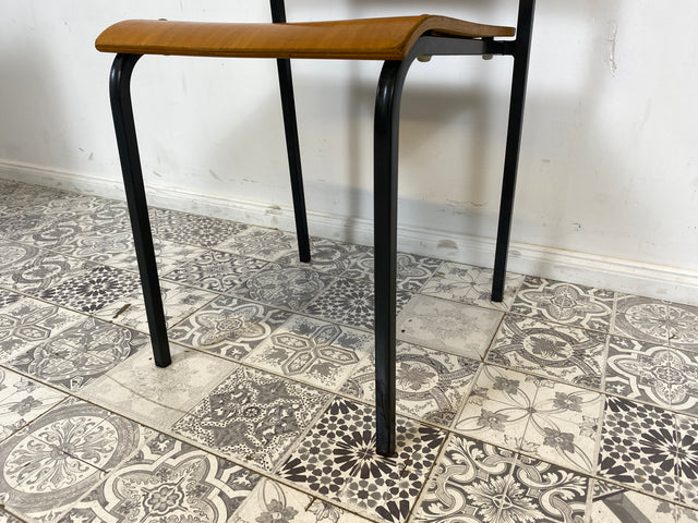 WMK 1/10 Formschöner, minimalistischer und gut erhaltener dänischer Vintage Stapelstuhl mit schwarzem Metallrahmen # Stapelstühle Stühle Küchenstühle Schulstühle Esszimmerstühle 60er 70er Mid-Century