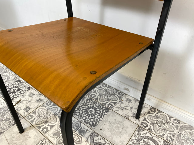 WMK 1/10 Formschöner, minimalistischer und gut erhaltener dänischer Vintage Stapelstuhl mit schwarzem Metallrahmen # Stapelstühle Stühle Küchenstühle Schulstühle Esszimmerstühle 60er 70er Mid-Century