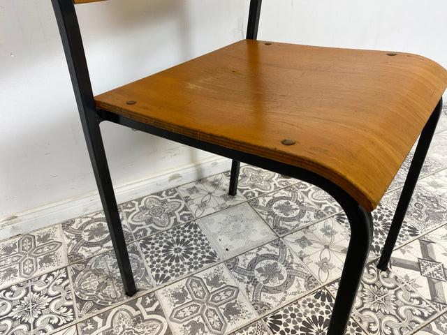 WMK 1/10 Formschöner, minimalistischer und gut erhaltener dänischer Vintage Stapelstuhl mit schwarzem Metallrahmen # Stapelstühle Stühle Küchenstühle Schulstühle Esszimmerstühle 60er 70er Mid-Century