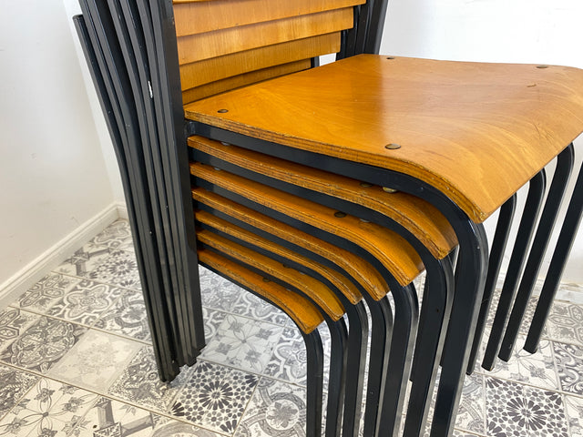 WMK 1/10 Formschöner, minimalistischer und gut erhaltener dänischer Vintage Stapelstuhl mit schwarzem Metallrahmen # Stapelstühle Stühle Küchenstühle Schulstühle Esszimmerstühle 60er 70er Mid-Century