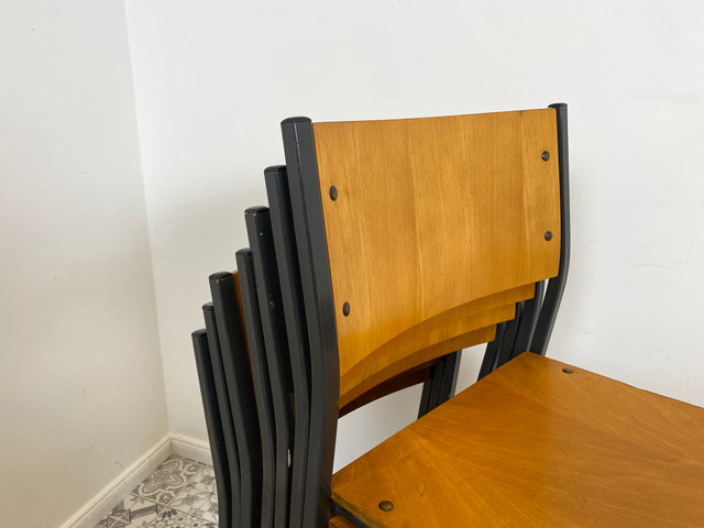 WMK 1/10 Formschöner, minimalistischer und gut erhaltener dänischer Vintage Stapelstuhl mit schwarzem Metallrahmen # Stapelstühle Stühle Küchenstühle Schulstühle Esszimmerstühle 60er 70er Mid-Century