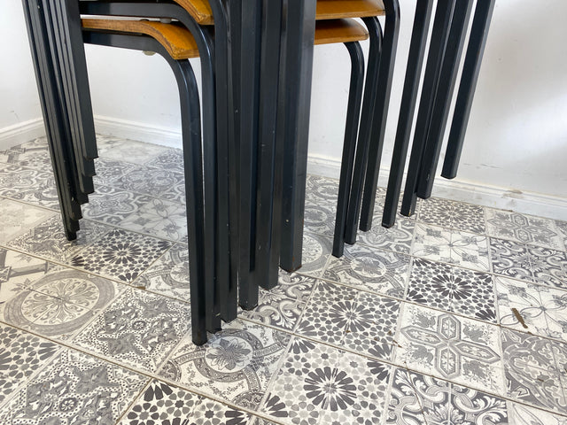 WMK 1/10 Formschöner, minimalistischer und gut erhaltener dänischer Vintage Stapelstuhl mit schwarzem Metallrahmen # Stapelstühle Stühle Küchenstühle Schulstühle Esszimmerstühle 60er 70er Mid-Century