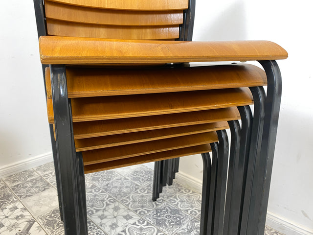 WMK 1/10 Formschöner, minimalistischer und gut erhaltener dänischer Vintage Stapelstuhl mit schwarzem Metallrahmen # Stapelstühle Stühle Küchenstühle Schulstühle Esszimmerstühle 60er 70er Mid-Century