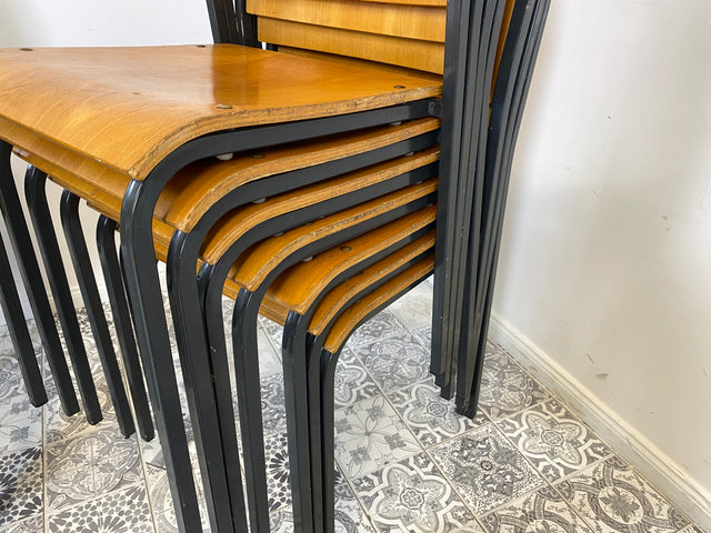 WMK 1/10 Formschöner, minimalistischer und gut erhaltener dänischer Vintage Stapelstuhl mit schwarzem Metallrahmen # Stapelstühle Stühle Küchenstühle Schulstühle Esszimmerstühle 60er 70er Mid-Century