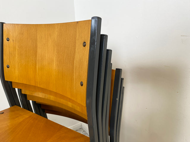WMK 1/10 Formschöner, minimalistischer und gut erhaltener dänischer Vintage Stapelstuhl mit schwarzem Metallrahmen # Stapelstühle Stühle Küchenstühle Schulstühle Esszimmerstühle 60er 70er Mid-Century