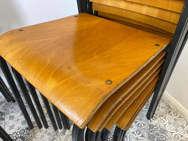 WMK 1/10 Formschöner, minimalistischer und gut erhaltener dänischer Vintage Stapelstuhl mit schwarzem Metallrahmen # Stapelstühle Stühle Küchenstühle Schulstühle Esszimmerstühle 60er 70er Mid-Century