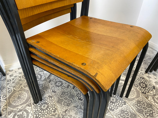 WMK 1/10 Formschöner, minimalistischer und gut erhaltener dänischer Vintage Stapelstuhl mit schwarzem Metallrahmen # Stapelstühle Stühle Küchenstühle Schulstühle Esszimmerstühle 60er 70er Mid-Century