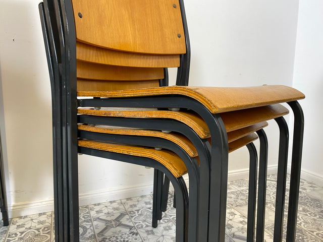 WMK 1/10 Formschöner, minimalistischer und gut erhaltener dänischer Vintage Stapelstuhl mit schwarzem Metallrahmen # Stapelstühle Stühle Küchenstühle Schulstühle Esszimmerstühle 60er 70er Mid-Century