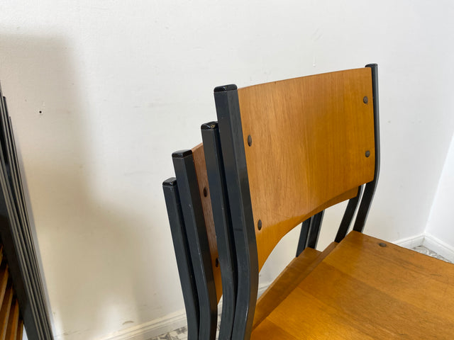 WMK 1/10 Formschöner, minimalistischer und gut erhaltener dänischer Vintage Stapelstuhl mit schwarzem Metallrahmen # Stapelstühle Stühle Küchenstühle Schulstühle Esszimmerstühle 60er 70er Mid-Century