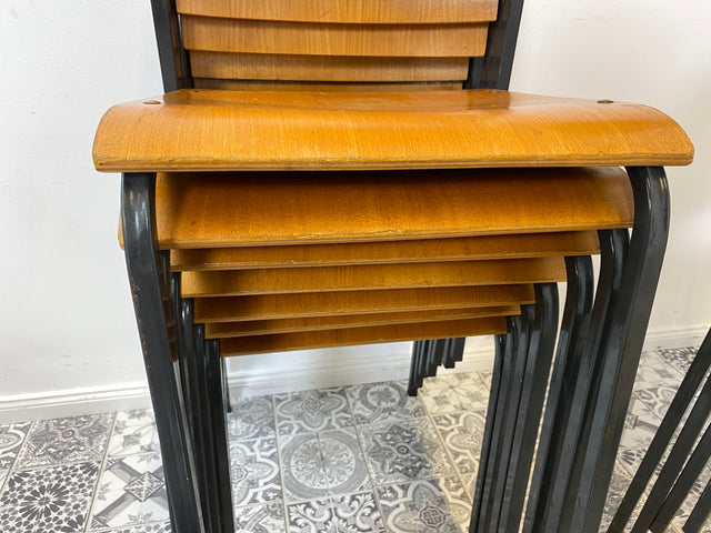 WMK 1/10 Formschöner, minimalistischer und gut erhaltener dänischer Vintage Stapelstuhl mit schwarzem Metallrahmen # Stapelstühle Stühle Küchenstühle Schulstühle Esszimmerstühle 60er 70er Mid-Century