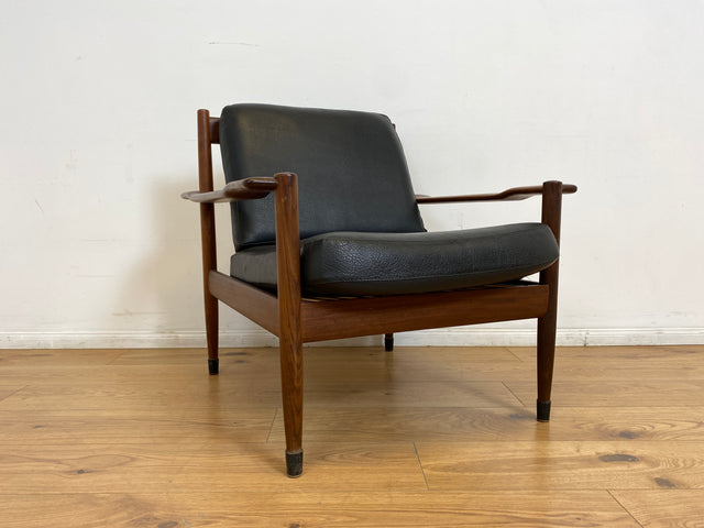 WMK l Stilvoller & sehr gut erhaltener skandinavischer Mid-Century Sessel mit schwarzem Skai Bezug & edlem Holzrahmen l Ledersessel Lesesessel Sitzgarnitur Danish Design Vintage Kunstleder