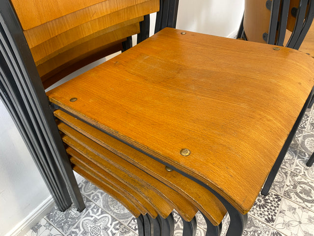 WMK 1/10 Formschöner, minimalistischer und gut erhaltener dänischer Vintage Stapelstuhl mit schwarzem Metallrahmen # Stapelstühle Stühle Küchenstühle Schulstühle Esszimmerstühle 60er 70er Mid-Century