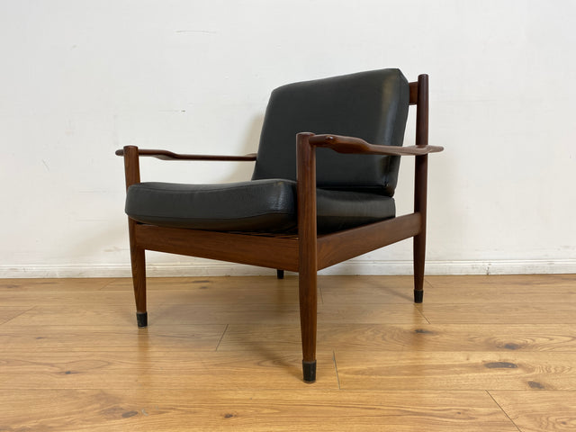 WMK l Stilvoller & sehr gut erhaltener skandinavischer Mid-Century Sessel mit schwarzem Skai Bezug & edlem Holzrahmen l Ledersessel Lesesessel Sitzgarnitur Danish Design Vintage Kunstleder