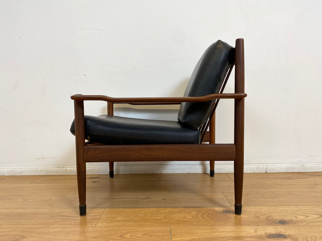 WMK l Stilvoller & sehr gut erhaltener skandinavischer Mid-Century Sessel mit schwarzem Skai Bezug & edlem Holzrahmen l Ledersessel Lesesessel Sitzgarnitur Danish Design Vintage Kunstleder