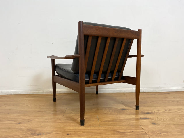 WMK l Stilvoller & sehr gut erhaltener skandinavischer Mid-Century Sessel mit schwarzem Skai Bezug & edlem Holzrahmen l Ledersessel Lesesessel Sitzgarnitur Danish Design Vintage Kunstleder