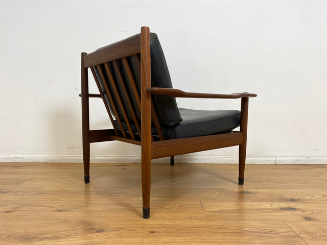 WMK l Stilvoller & sehr gut erhaltener skandinavischer Mid-Century Sessel mit schwarzem Skai Bezug & edlem Holzrahmen l Ledersessel Lesesessel Sitzgarnitur Danish Design Vintage Kunstleder