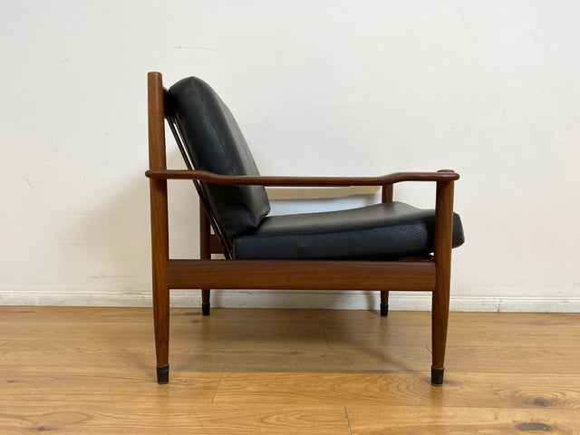 WMK l Stilvoller & sehr gut erhaltener skandinavischer Mid-Century Sessel mit schwarzem Skai Bezug & edlem Holzrahmen l Ledersessel Lesesessel Sitzgarnitur Danish Design Vintage Kunstleder