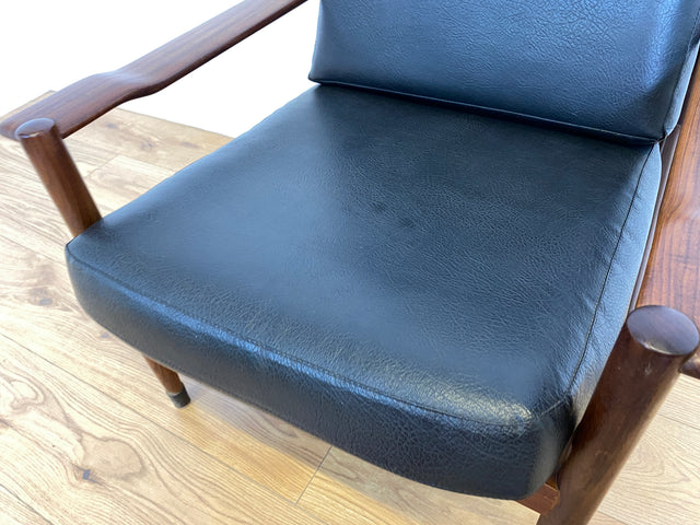 WMK l Stilvoller & sehr gut erhaltener skandinavischer Mid-Century Sessel mit schwarzem Skai Bezug & edlem Holzrahmen l Ledersessel Lesesessel Sitzgarnitur Danish Design Vintage Kunstleder
