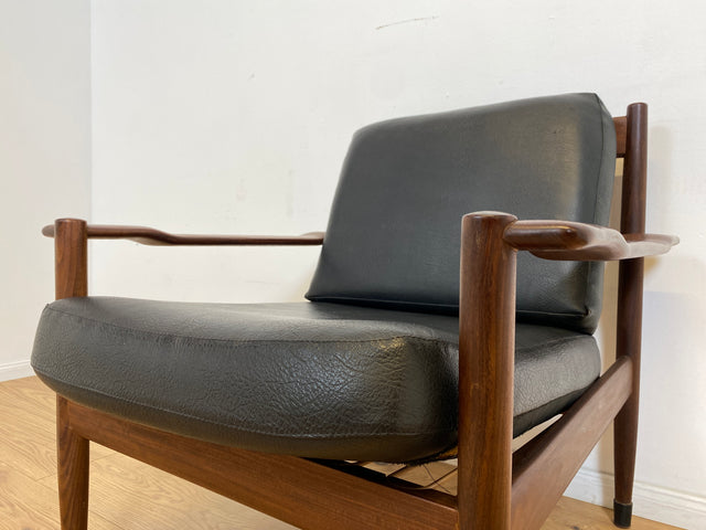WMK l Stilvoller & sehr gut erhaltener skandinavischer Mid-Century Sessel mit schwarzem Skai Bezug & edlem Holzrahmen l Ledersessel Lesesessel Sitzgarnitur Danish Design Vintage Kunstleder
