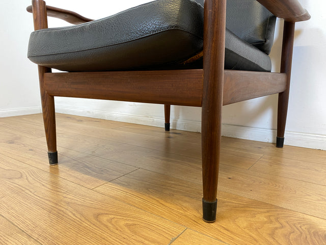WMK l Stilvoller & sehr gut erhaltener skandinavischer Mid-Century Sessel mit schwarzem Skai Bezug & edlem Holzrahmen l Ledersessel Lesesessel Sitzgarnitur Danish Design Vintage Kunstleder