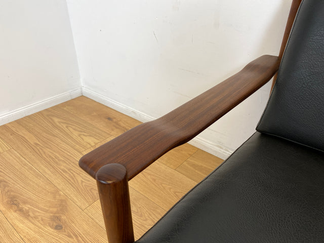 WMK l Stilvoller & sehr gut erhaltener skandinavischer Mid-Century Sessel mit schwarzem Skai Bezug & edlem Holzrahmen l Ledersessel Lesesessel Sitzgarnitur Danish Design Vintage Kunstleder