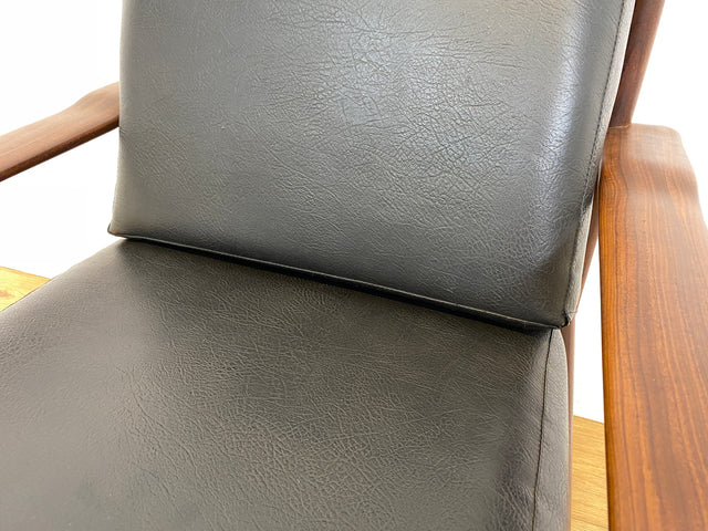 WMK l Stilvoller & sehr gut erhaltener skandinavischer Mid-Century Sessel mit schwarzem Skai Bezug & edlem Holzrahmen l Ledersessel Lesesessel Sitzgarnitur Danish Design Vintage Kunstleder