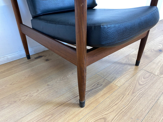 WMK l Stilvoller & sehr gut erhaltener skandinavischer Mid-Century Sessel mit schwarzem Skai Bezug & edlem Holzrahmen l Ledersessel Lesesessel Sitzgarnitur Danish Design Vintage Kunstleder