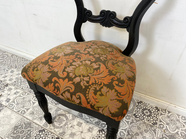 WMK Besonders schöner antiker Ballonstuhl aus Biedermeier Zeit mit tollen Schnitzereien und farbenfrohem Bezug # Stuhl Salonstuhl Esszimmerstuhl Küchenstuhl Medaillonstuhl Vintage # Lieferung möglich