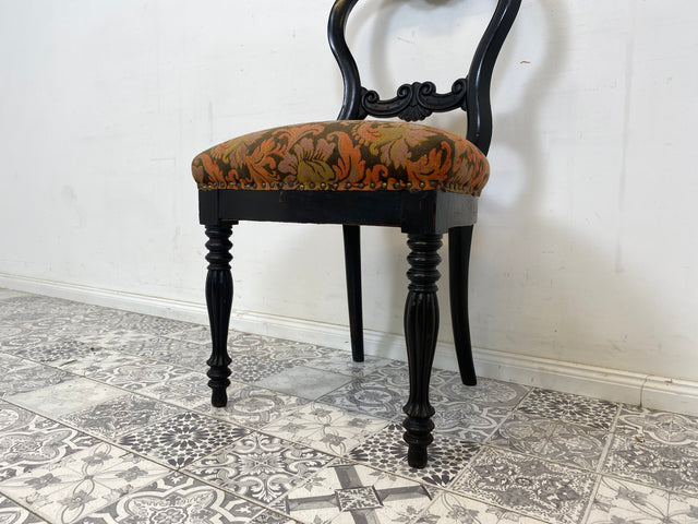 WMK Besonders schöner antiker Ballonstuhl aus Biedermeier Zeit mit tollen Schnitzereien und farbenfrohem Bezug # Stuhl Salonstuhl Esszimmerstuhl Küchenstuhl Medaillonstuhl Vintage # Lieferung möglich