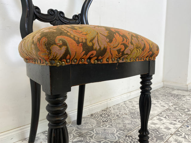 WMK Besonders schöner antiker Ballonstuhl aus Biedermeier Zeit mit tollen Schnitzereien und farbenfrohem Bezug # Stuhl Salonstuhl Esszimmerstuhl Küchenstuhl Medaillonstuhl Vintage # Lieferung möglich