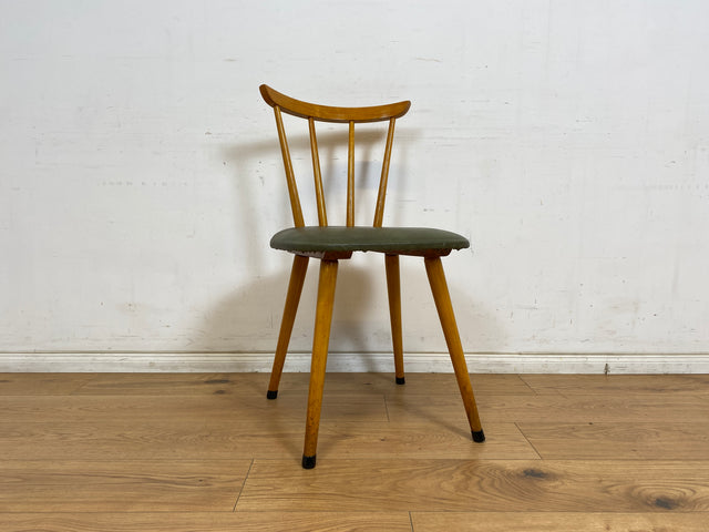 WMK 1/2 Sehr schöner und gut erhaltener Mid-Century Sprossenstuhl mit grünem Kunstlederbezug # Stühle Holzstühle Esszimmerstuhle Küchenstühle Lederstühle Leder Chair Vintage Retro # Versand möglich