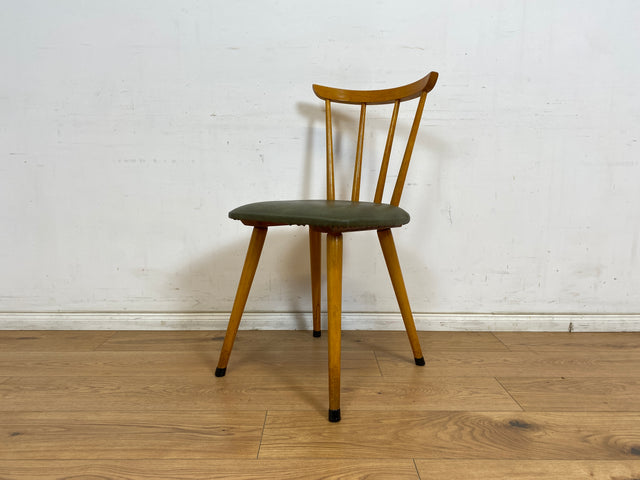 WMK 1/2 Sehr schöner und gut erhaltener Mid-Century Sprossenstuhl mit grünem Kunstlederbezug # Stühle Holzstühle Esszimmerstuhle Küchenstühle Lederstühle Leder Chair Vintage Retro # Versand möglich