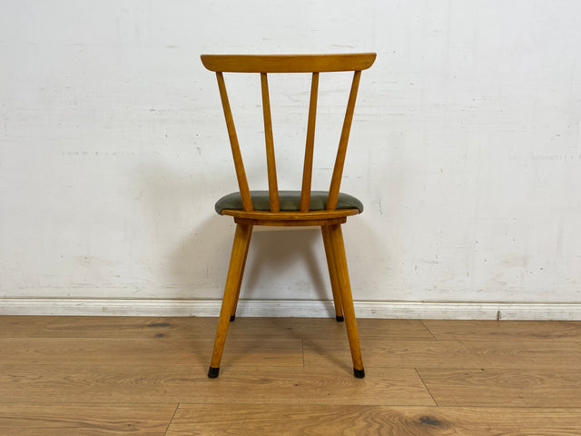 WMK 1/2 Sehr schöner und gut erhaltener Mid-Century Sprossenstuhl mit grünem Kunstlederbezug # Stühle Holzstühle Esszimmerstuhle Küchenstühle Lederstühle Leder Chair Vintage Retro # Versand möglich