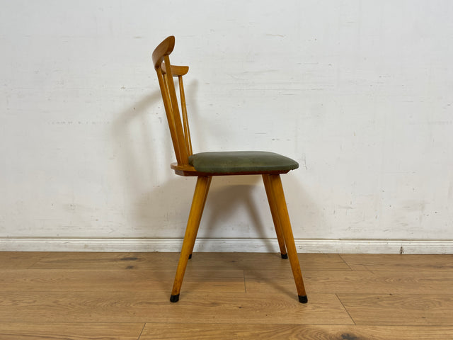 WMK 1/2 Sehr schöner und gut erhaltener Mid-Century Sprossenstuhl mit grünem Kunstlederbezug # Stühle Holzstühle Esszimmerstuhle Küchenstühle Lederstühle Leder Chair Vintage Retro # Versand möglich
