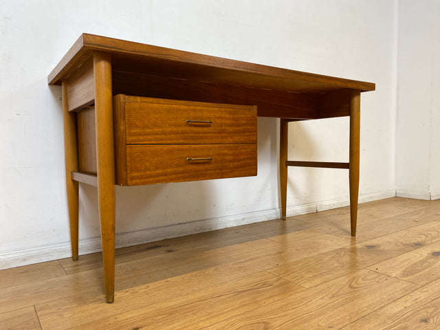 Stilvoller und gut erhaltener freistehender Mid-Century Schreibtisch mit Schubladen